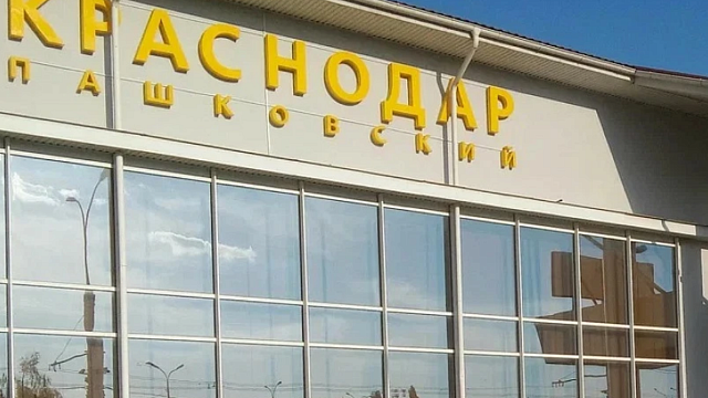 В аэропортах Краснодара и Сочи задерживаются более 100 рейсов 