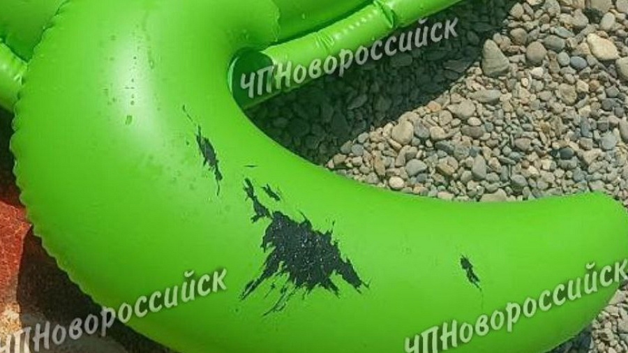 На пляже в Новороссийске заметили следы мазута — началась проверка