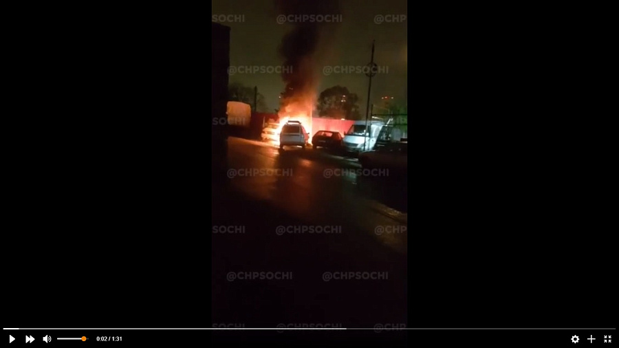 В Сочи на автомобильной стоянке сгорели две машины