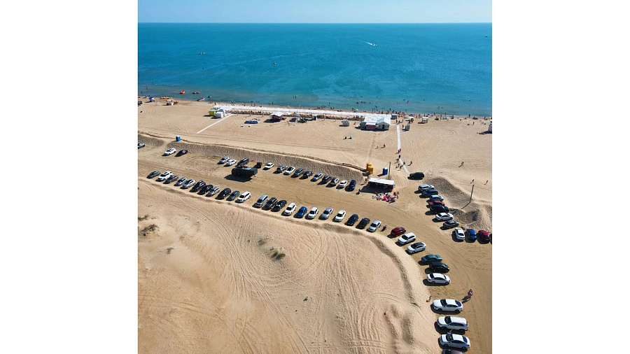 Пляж превратился в парковку: десятки машин появились на песчаном побережье в Анапе