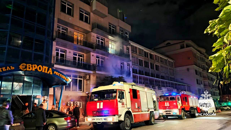 В Анапе из горящей гостиницы эвакуировали 15 человек