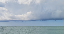 Сразу несколько смерчей появились над морем в Сочи и Туапсе