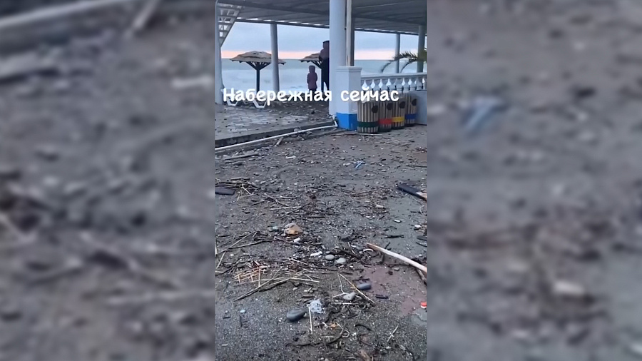 В Сочи на видео засняли последствия шторма, обрушившегося на набережную