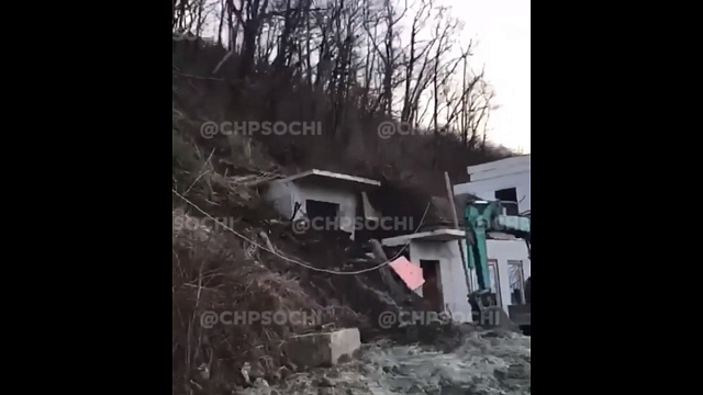 В Сочи сняли на видео, как оползень уничтожил строящийся частный дом