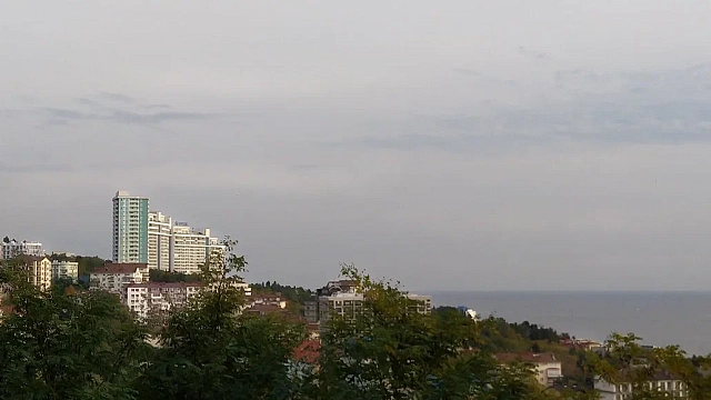 В Сочи сняли на видео обстановку в городе под вой сирен во время атак БПЛА