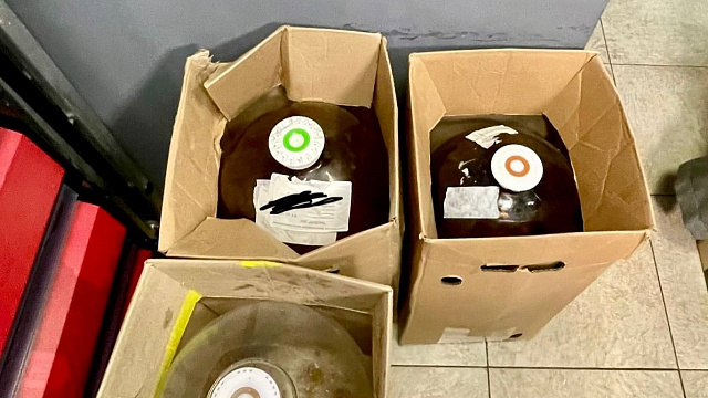 В Сочи во время рейда полицейские изъяли из незаконного оборота более 200 литров алкоголя