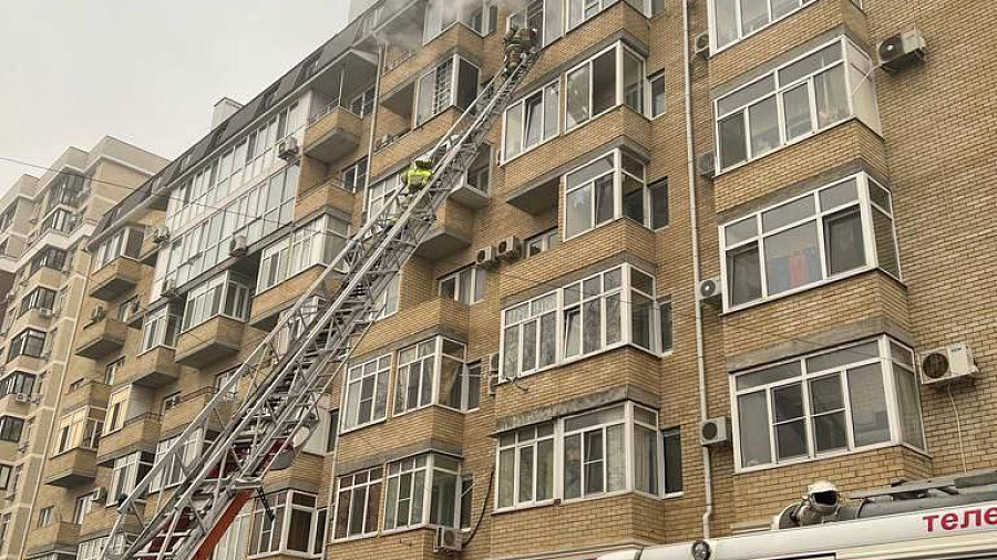 В Анапе из горящей многоэтажки эвакуировали 40 человек
