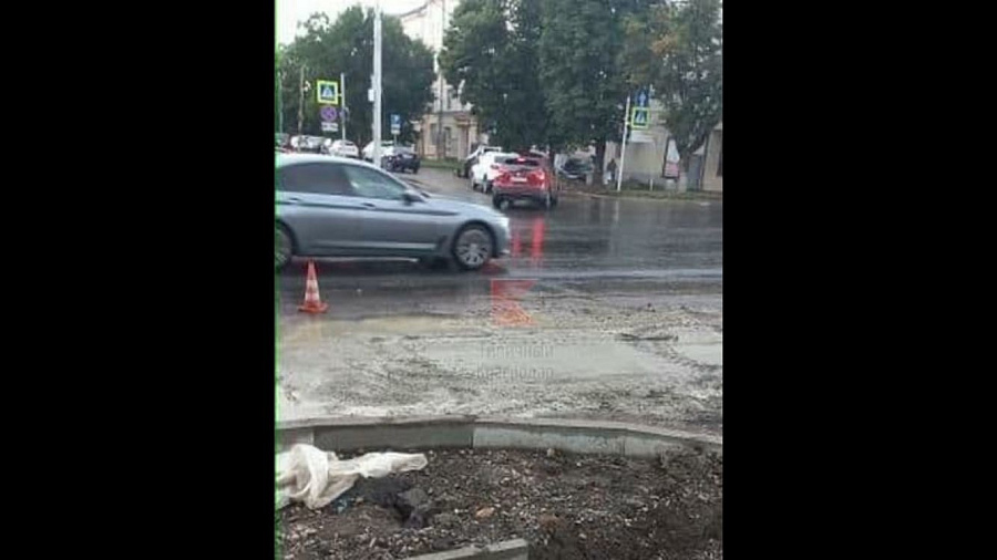 «Пешеходам только летать остается»: жителей Краснодара возмутил одновременный двусторонний ремонт тротуара на улице Северной