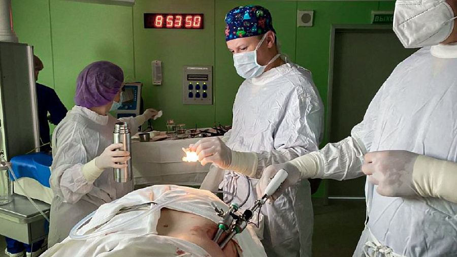 Кубанские хирурги первыми на юге РФ удалили опухоль надпочечника через единственный разрез