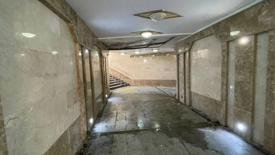В Сочи из-за дождя рухнул потолок в подземном переходе
