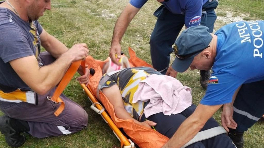 В Сочи 46-летний турист упал на мокрых камнях в реку и едва не сломал спину