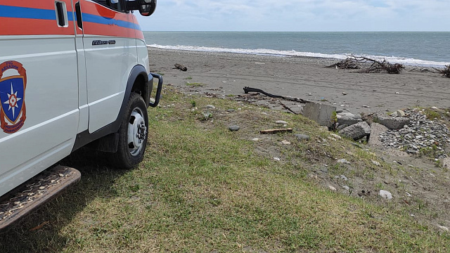 Туристку из России и трех ее маленьких детей унесло в море в Абхазии