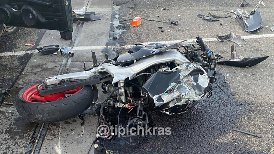В Краснодарском крае мотоциклист и его пассажирка погибли после столкновения с двумя автомобилями