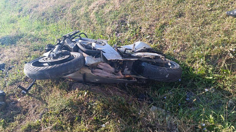 В Анапе мотоциклист после жесткого столкновения с легковым автомобилем кубарем пролетел несколько метров