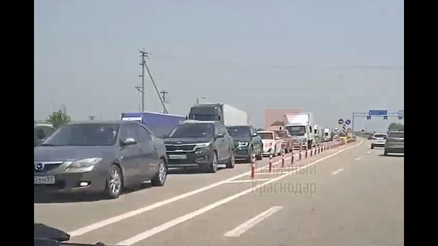 Гигантская пробка из машин, направляющихся на черноморские курорты Краснодарского края, попала на видео