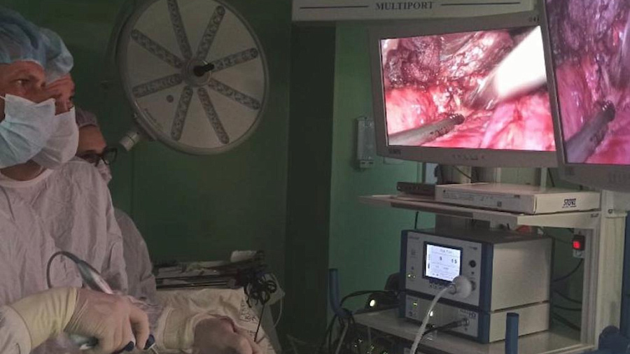 Краснодарские хирурги без разрезов удалили молодой пациентке 10-сантиметровую опухоль