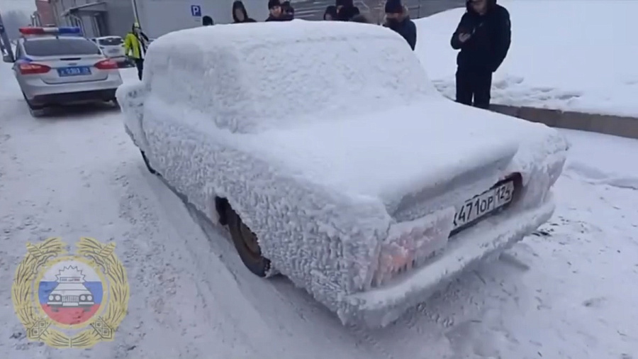 В Сети появилось видео с автомобилистом, катающимся на замороженном «Жигули»