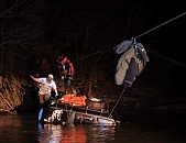 Троих мужчин спасали с крыши авто в реке на Кубани 5 часов