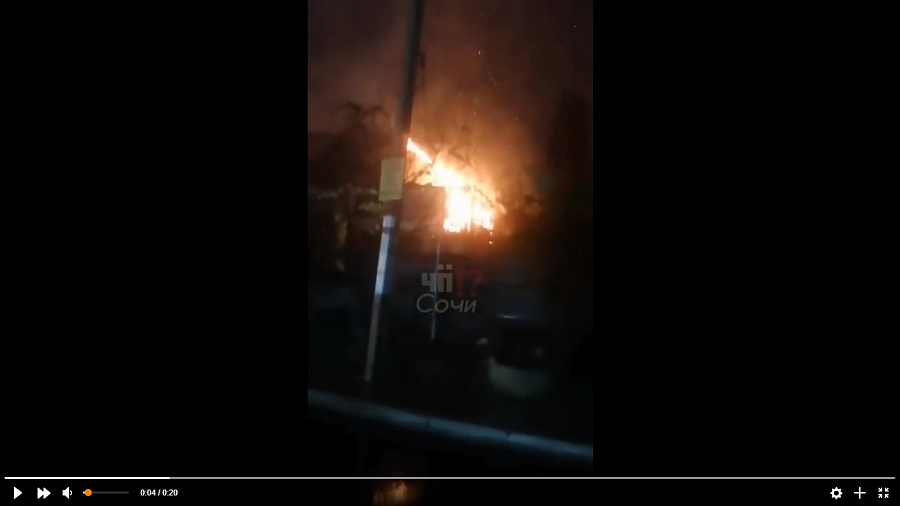В Сочи рано утром сгорел жилой дом на улице Виноградной