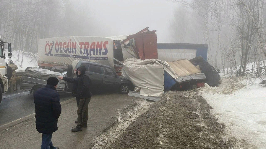 Жители Краснодарского края пострадали в массовом ДТП с 21 машиной под Саратовом