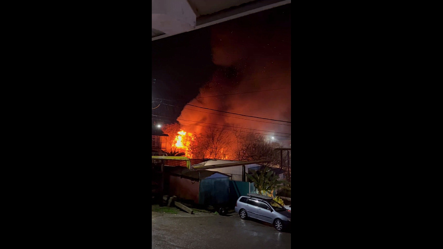 В Туапсе ночью спасатели потушили крупный пожар. Видео