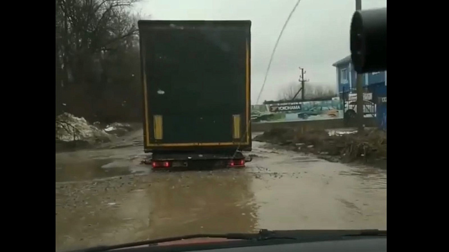 Глубина больше полуметра: тонущая фура в населенном пункте под Краснодаром попала на видео