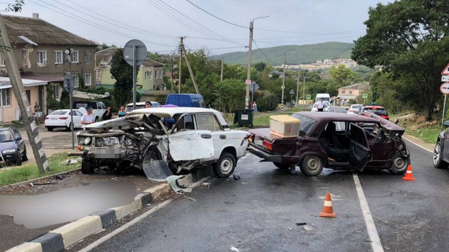 Под Анапой водитель легковушки разбился в лобовом ДТП 