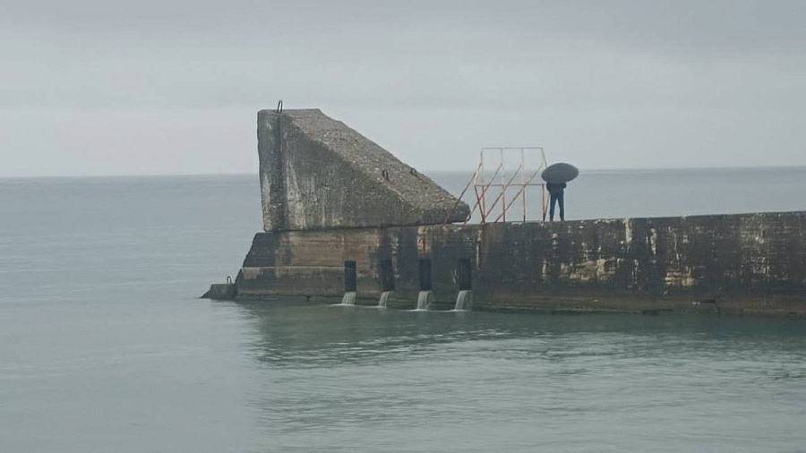 В «Водоканале» Сочи прокомментировали  вытекающую из буны мутную воду на пляже «Куба»