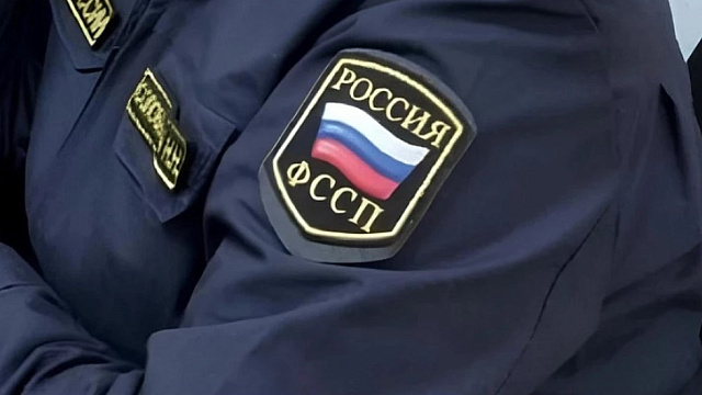 На Кубани мужчина наехал трактором на пристава при попытке изъятия автомобиля