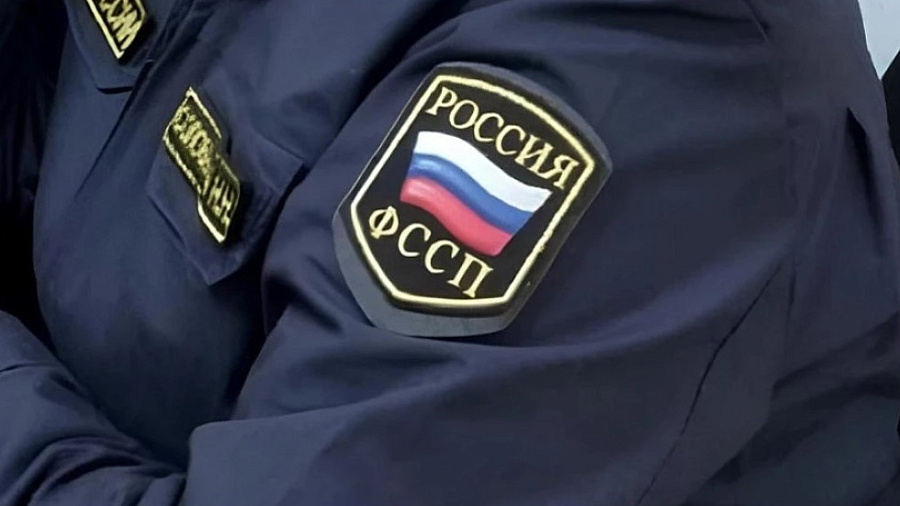 На Кубани мужчина наехал трактором на пристава при попытке изъятия автомобиля