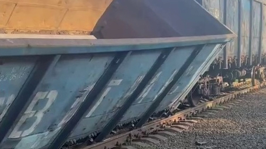 Два вагона грузового поезда сошли с рельсов на станции Новороссийск