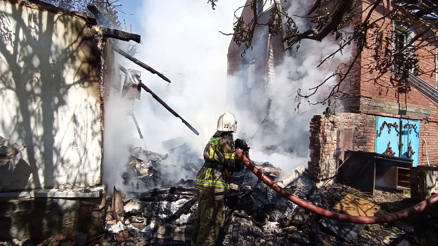 В Краснодаре произошел пожар в двух жилых домах