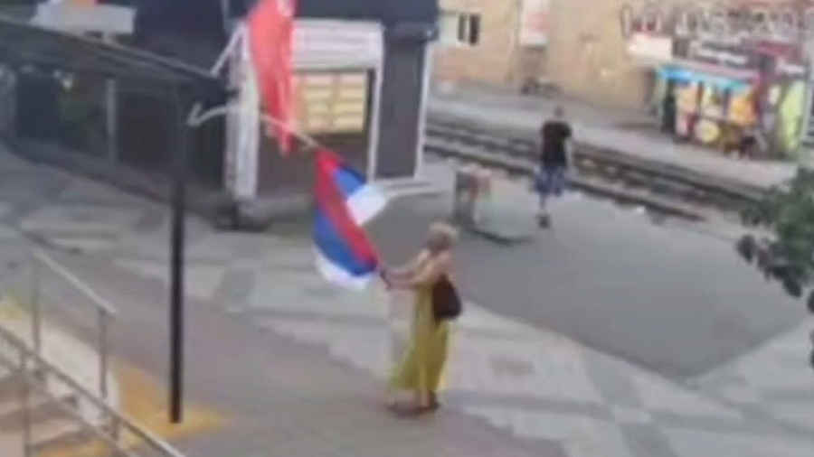 В Краснодаре пенсионерка похитила государственный флаг с фасада поликлиники