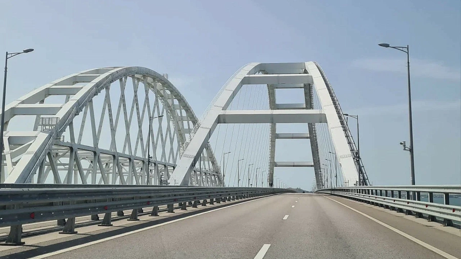 На подъезде к Крымскому мосту растет автомобильная пробка