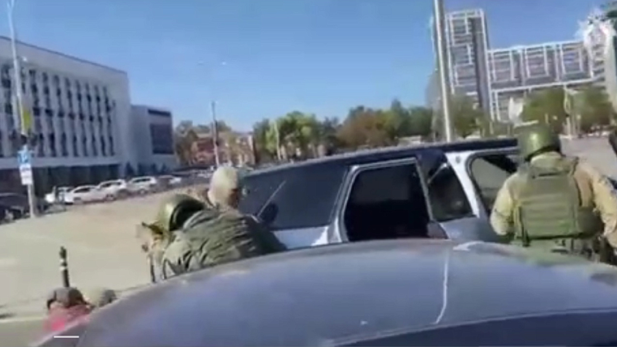 В Краснодаре перед зданием администрации арестовали бизнесмена на «Bentley» и его охрану за избиение водителя ГАЗели