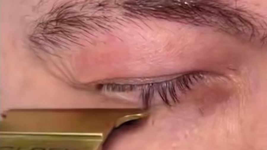 На Западе мужчины массово сбривают ресницы ради маскулинности