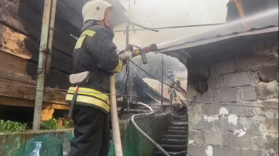 В Сочи на улице Санаторной сгорел жилой дом