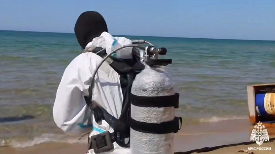 В Краснодарском крае собрано почти 20 тысяч мешков мазута со дна Черного моря