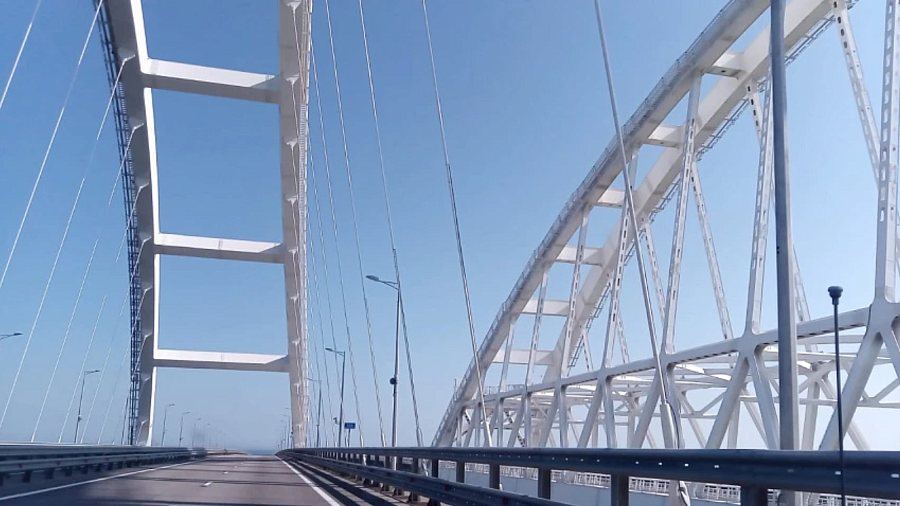 На Крымском мосту второй раз за день перекрыли движение транспорта