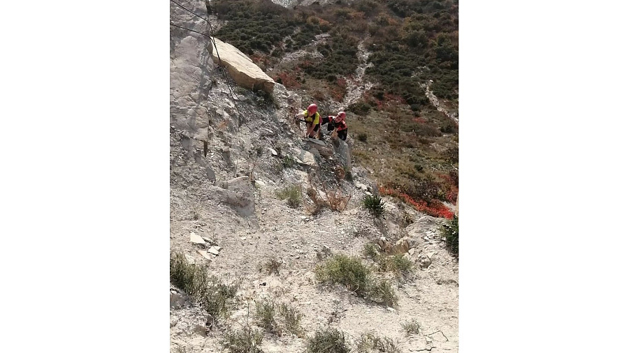В Анапе спасатели сняли с горы туристов, застрявших на крутом склоне