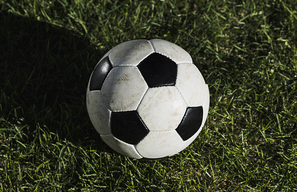 Тринадцати футбольным судьям предъявили обвинение из-за попыток повлиять на итоги 22 матчей.