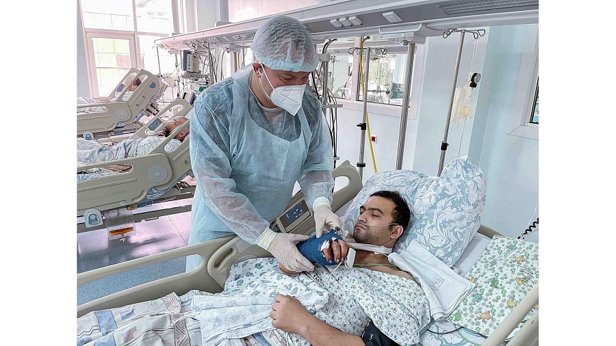 В Краснодаре хирурги спасли мужчине кисть руки, отрезанную острым листом железа