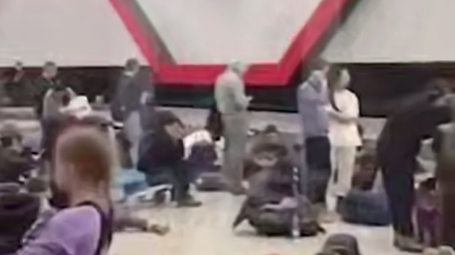 Дети спят на кафеле: около 200 рейсов задерживаются в аэропортах Москвы из-за сильного снегопада 