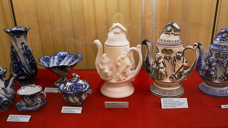 В Новороссийске открылась выставка керамики «Краски неба и степей»