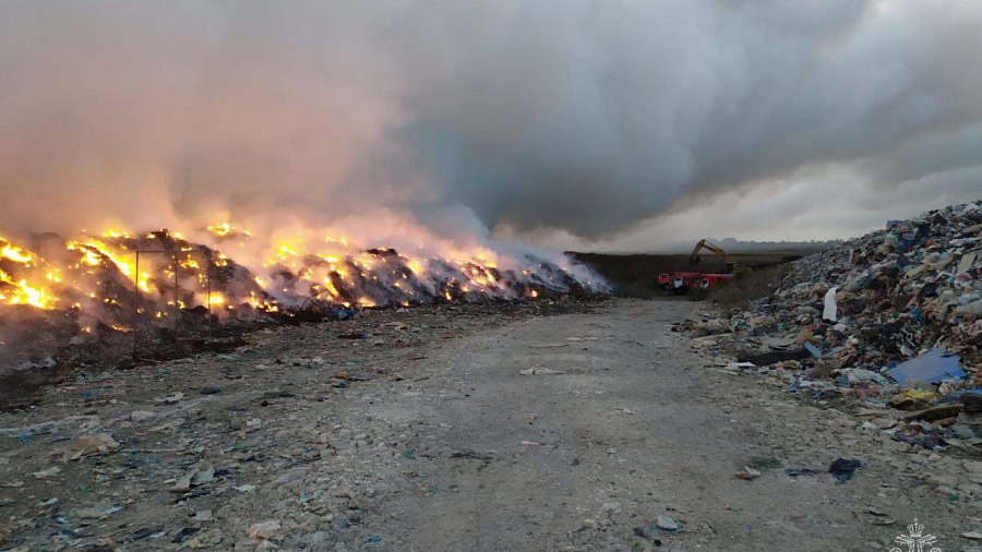 На мусорном полигоне в станице Полтавской открытое горение ликвидировали спустя 14 часов тушения