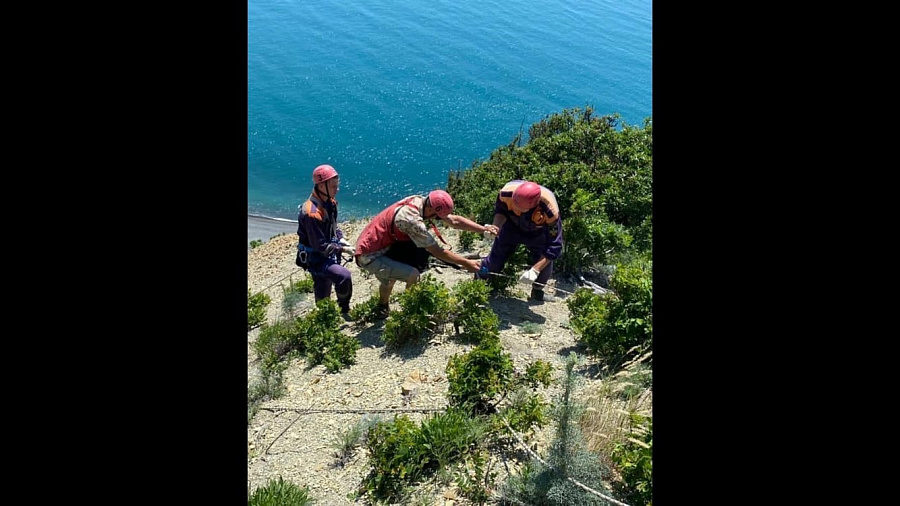 В Анапе спасатели помогли туристам, застрявшим на крутом склоне