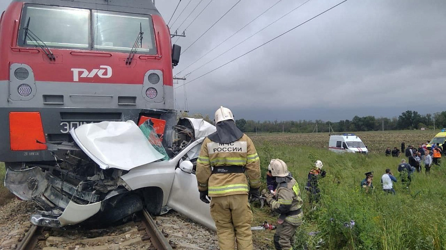 В Краснодарском крае 2 человека скончались при жестком столкновении автомобиля с поездом