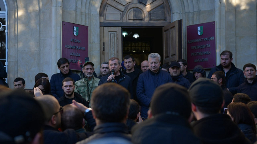 В Абхазии продолжаются массовые беспорядки: неизвестные пытались захватить местное телевидение