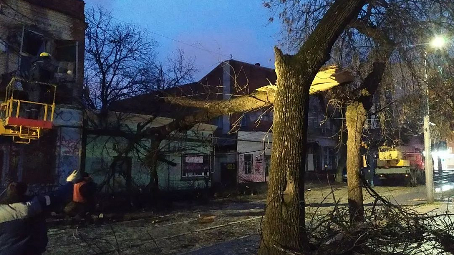 Обрушившаяся стена, отключенное электричество и раздавленные машины: невероятной силы буря пронеслась по Краснодару ночью