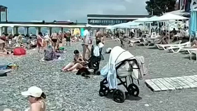 «Наполовину заполненный пляж». Туристы показали обстановку на берегу моря в Сочи